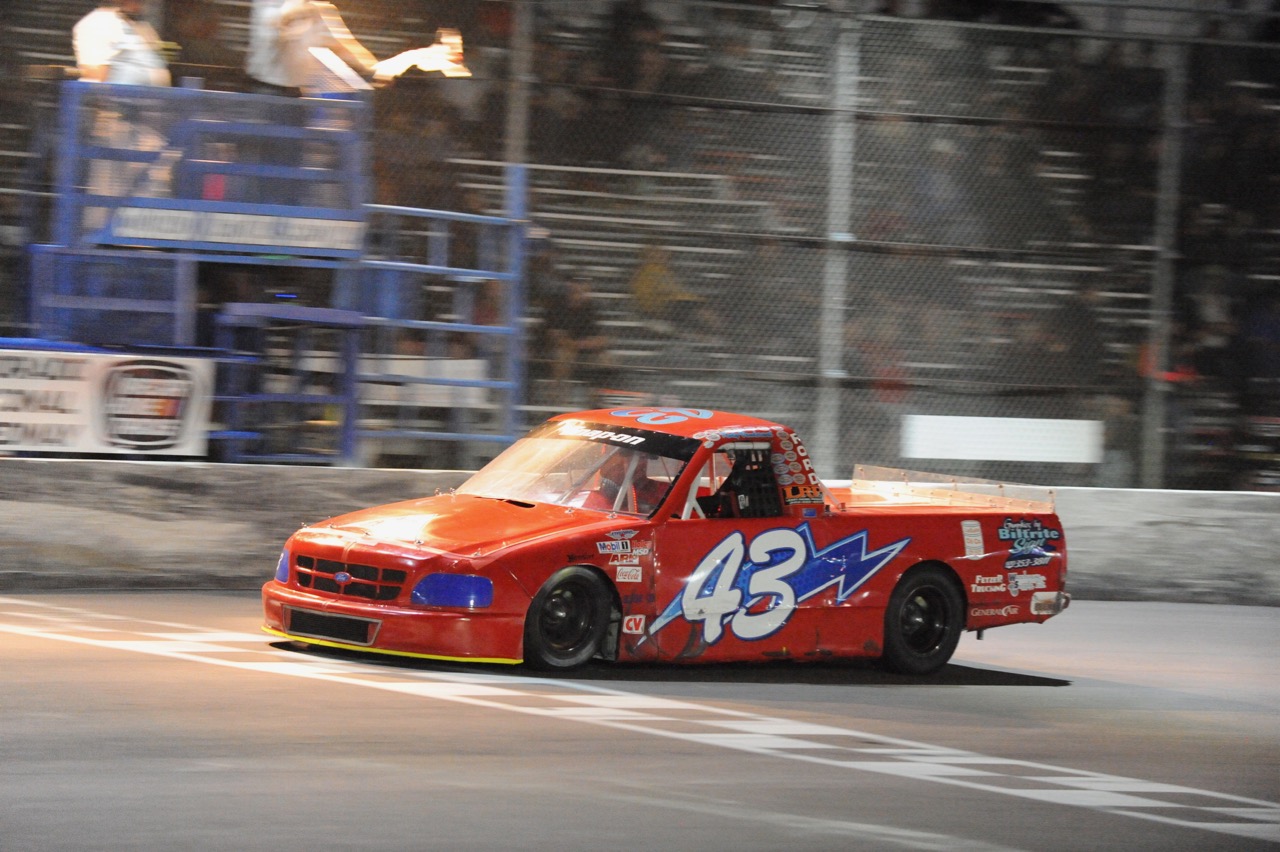 Vanderwal takes win and points lead on Snap-On Tools Night